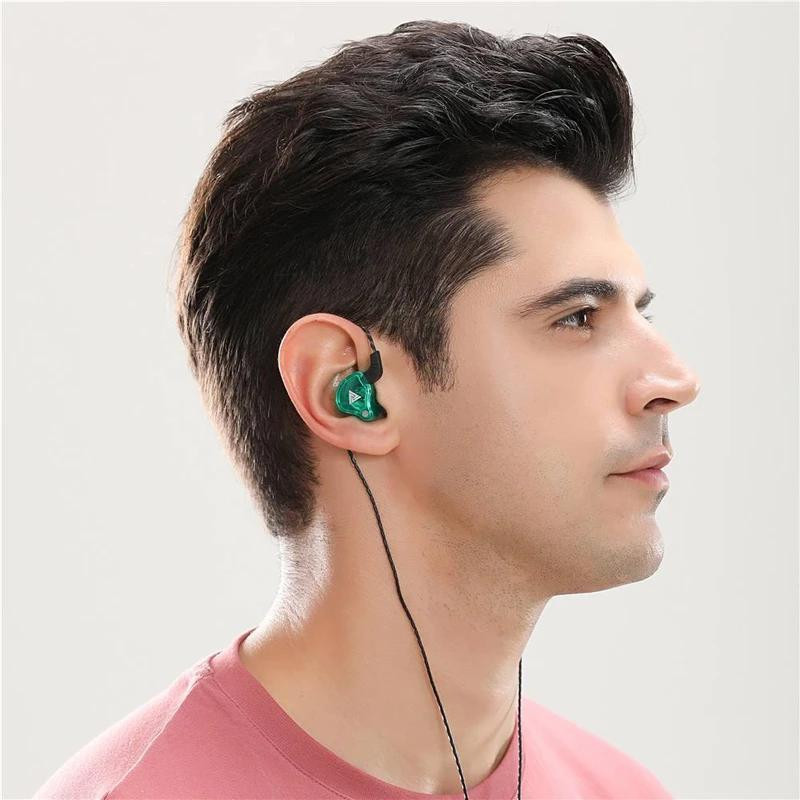 هندزفری کیو کی زد مدل AK6 Type C بدون قابلیت نویز کنسلینگ، اتصال از طریق USB Type-C، دارای طراحی ارگونومیک و کابل بافته شده ضد گرهخوردگی، مقاوم در برابر حرارت و رطوبت